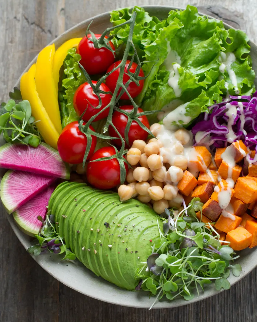 Bowl garni de tomates cerises, avocat, pois chiches et patate douce