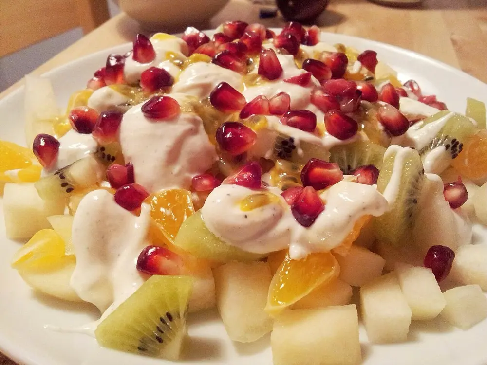 Salade de fruits frais : kiwi, orange, grenade et raisin